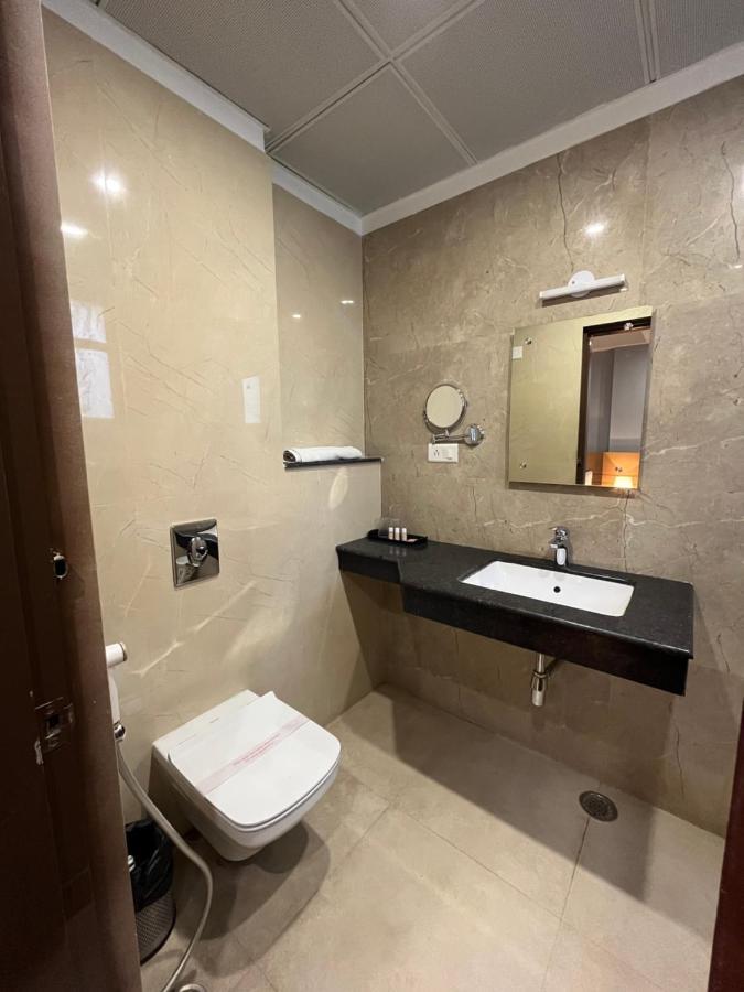 Hotel Sarvin Lucknow Bagian luar foto