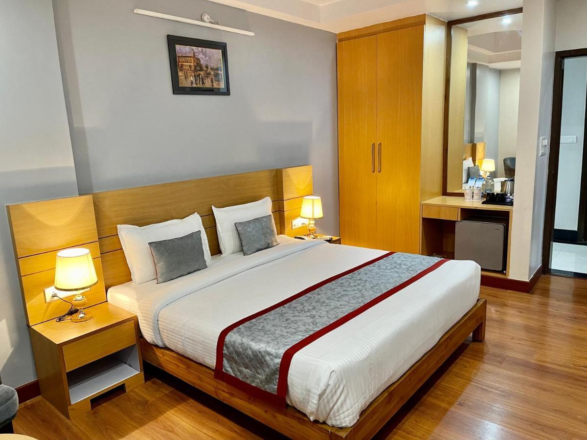 Hotel Sarvin Lucknow Bagian luar foto